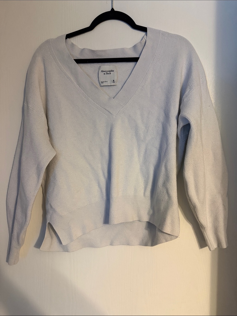 Abercrombie & Fitch Women's Cream V-Neck Pullover Sweater